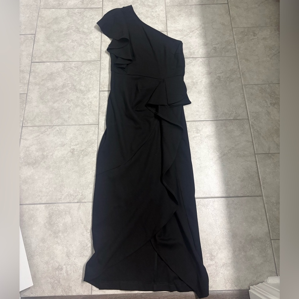 Elegant Black One-Shoulder Dress - Picture 3 of 6